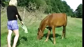 Gadis dengan payudar ...