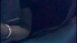 Gadis menunjukkan pa ...