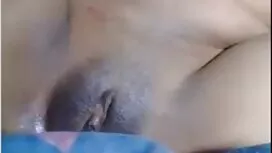 Seorang pria makan w ...