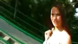 Seorang gadis muda d ...