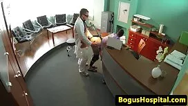 Kacek bergegas gadis ...