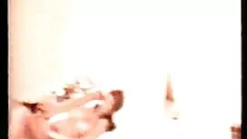 Dengan satu tangan.  ...