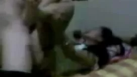 Seorang pria dengan  ...