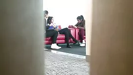 Ibu dengan barang te ...