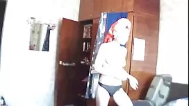 Dia menunjukkan kaki ...