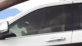 Dua orang berikan un ...