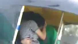 Dua wanita muda tela ...