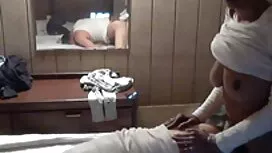 Dia memakai seorang  ...
