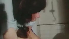 Ibu menunjukkan leba ...